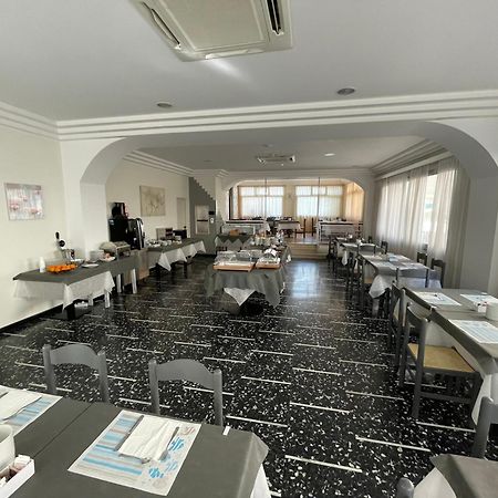 Hotel D'Annunzio Cattolica Exterior foto